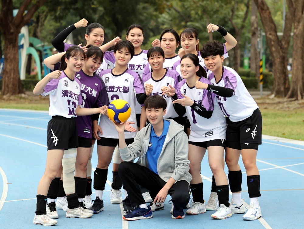 114學年度UVL大專排球聯賽公開女一級，清華大學只剩下10位金釵。林嘉欣／攝影。