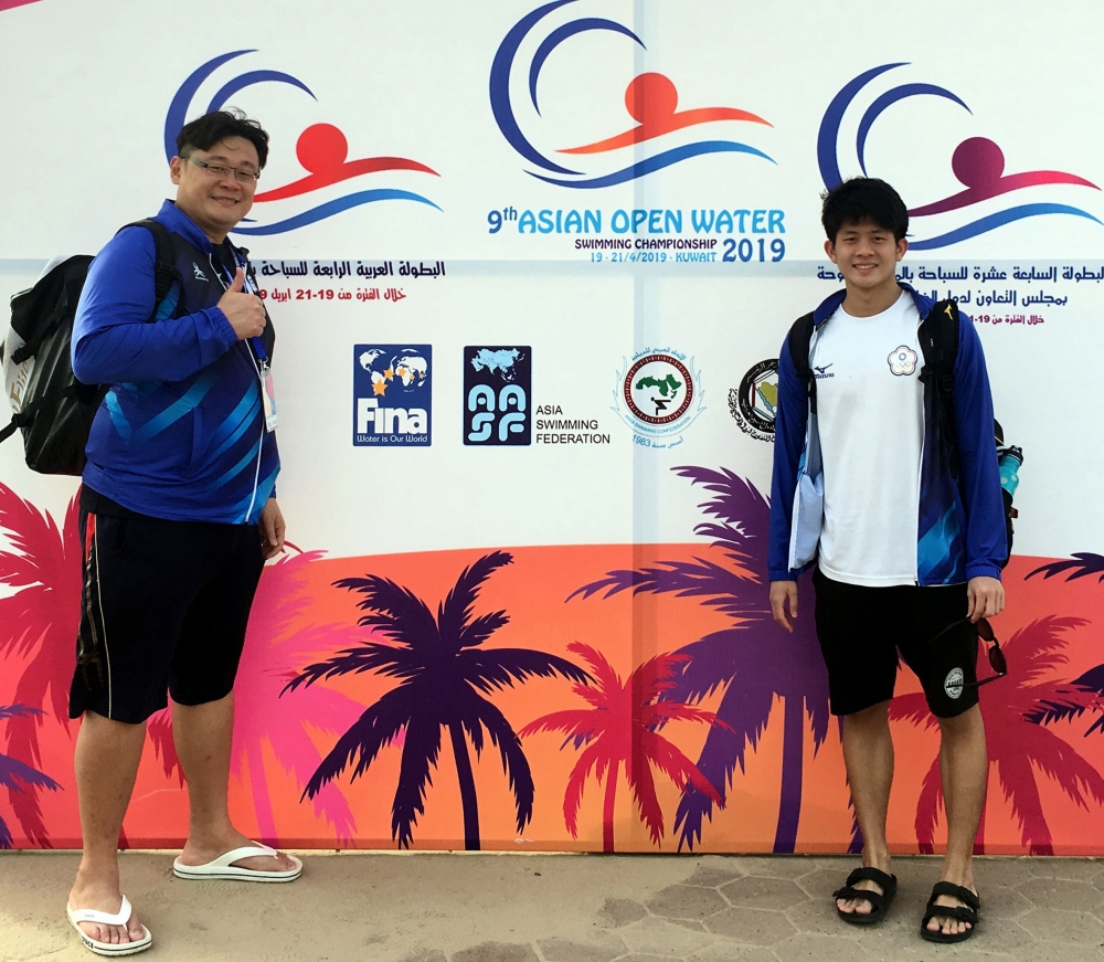 卓承齊（右）將和教練劉曜彰到葡萄牙參加東京奧運公開水域游泳資格賽，力拼東京奧運門票。劉曜彰／提供。