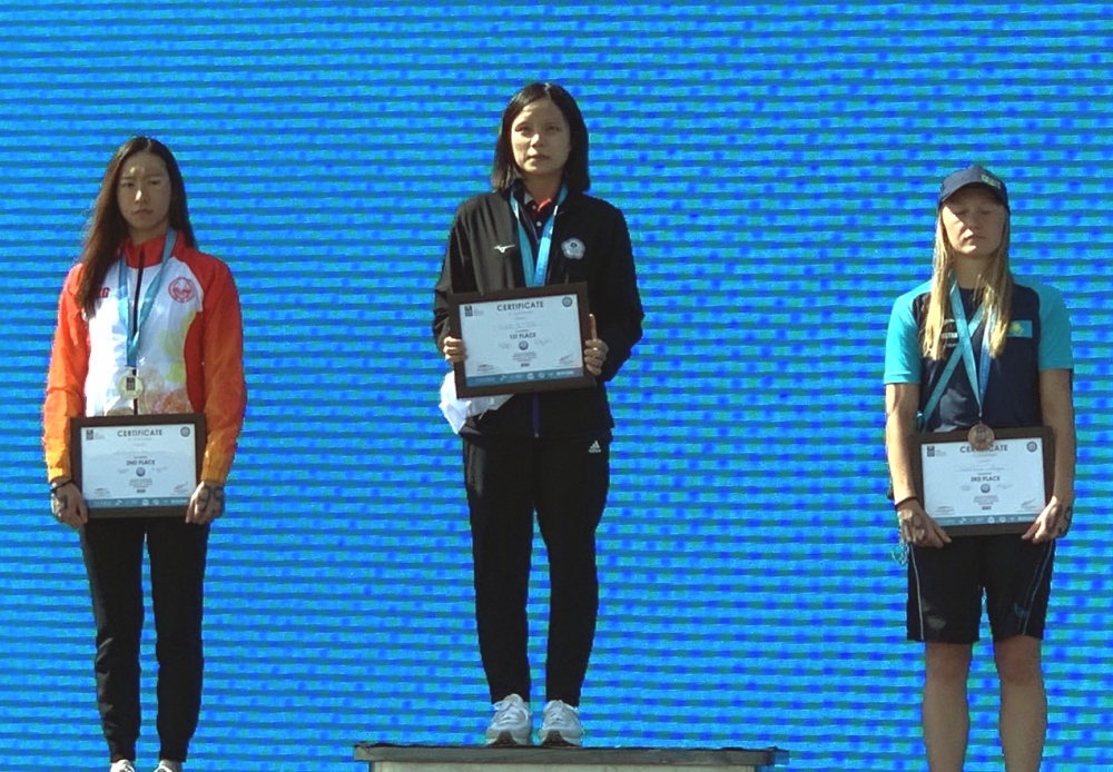 鄧羽彣（中）在公開水域亞錦賽女子10公里組奪金。