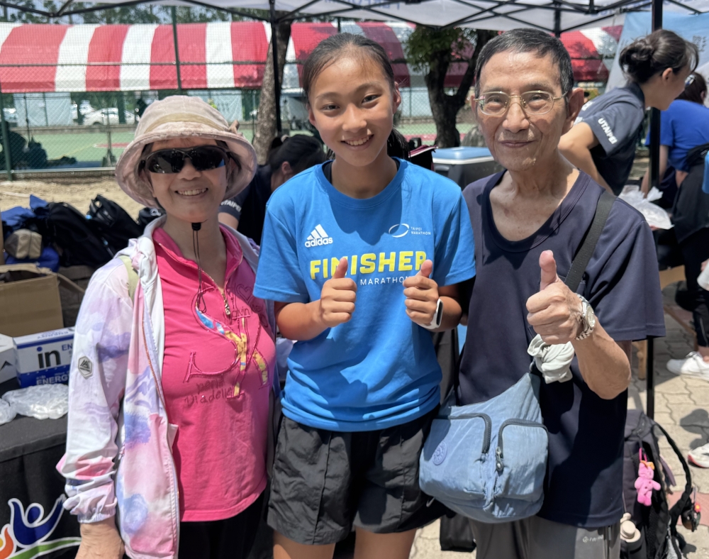 外公外婆到場葉又瑄加油！葉爸爸提供。