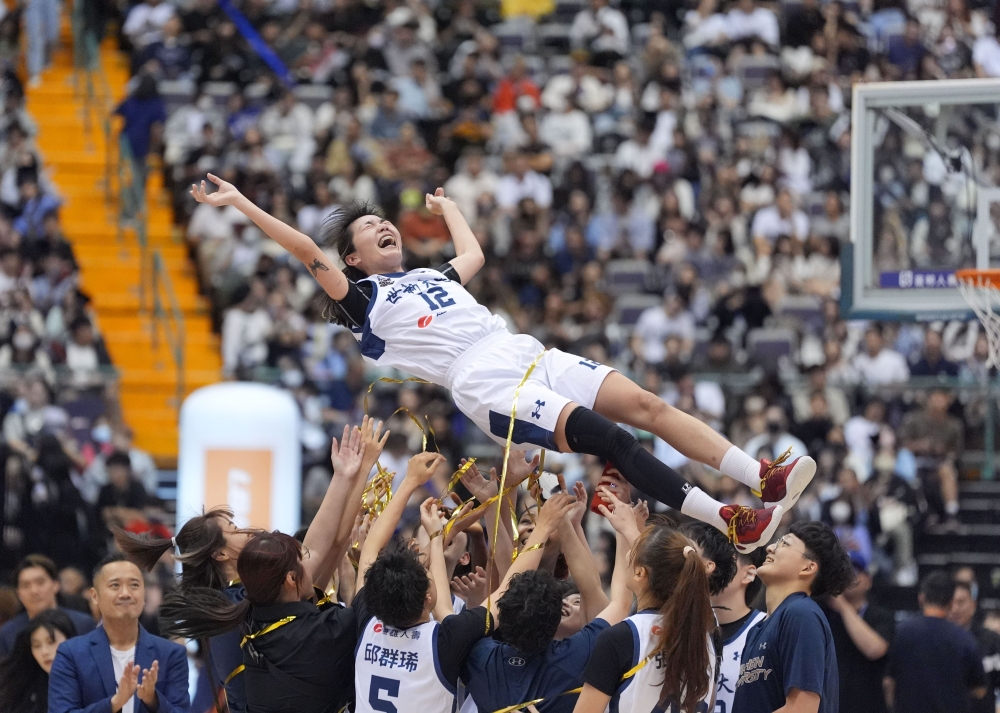 世新大學完成五連霸，楊淑琄被拋起慶祝。