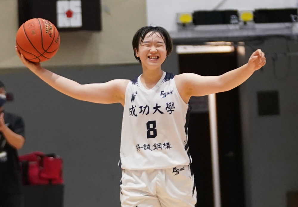 成功大學陳雅婷9分10籃板。