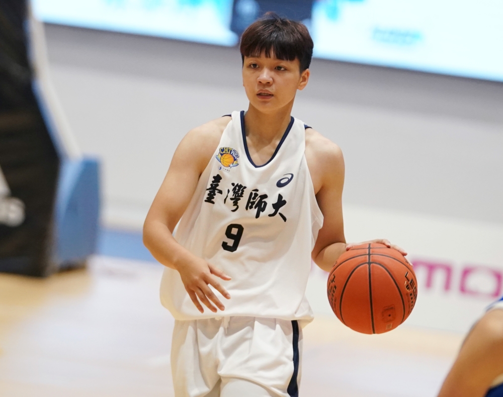 臺灣師大陳靳豫萱UBA生涯新高21分外帶11籃板6助攻。大專體總提供。下同。