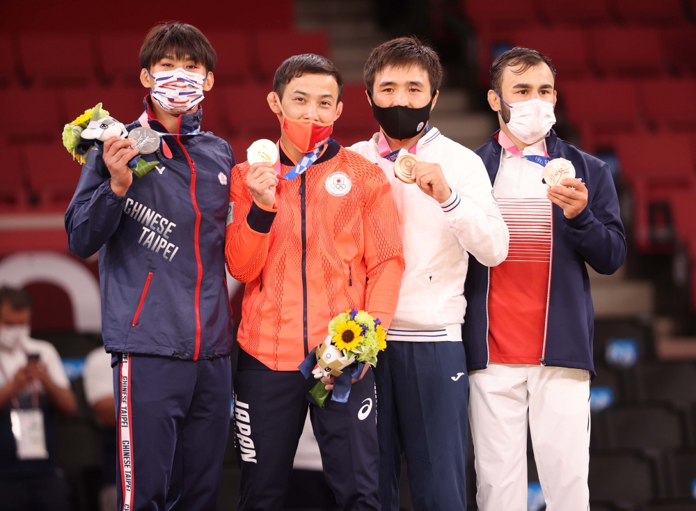 楊勇緯（左）在東京奧運勇奪我國史上第一面奧運柔道銀牌。體育署提供。