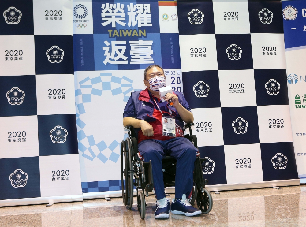 東奧中華代表團團長林鴻道今天坐輪椅回台。體育署提供。