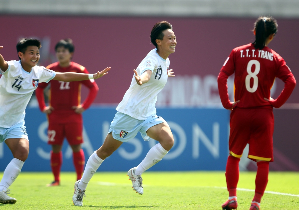蘇育萱（右二）為中華隊攻進第一球後超嗨。
