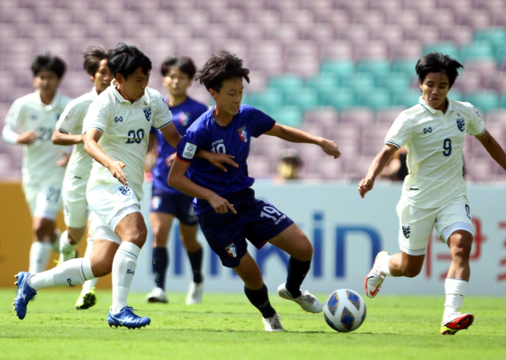 中華女足前鋒蘇育萱（19號）率先攻破泰國大門。中華足球協會提供。下同。