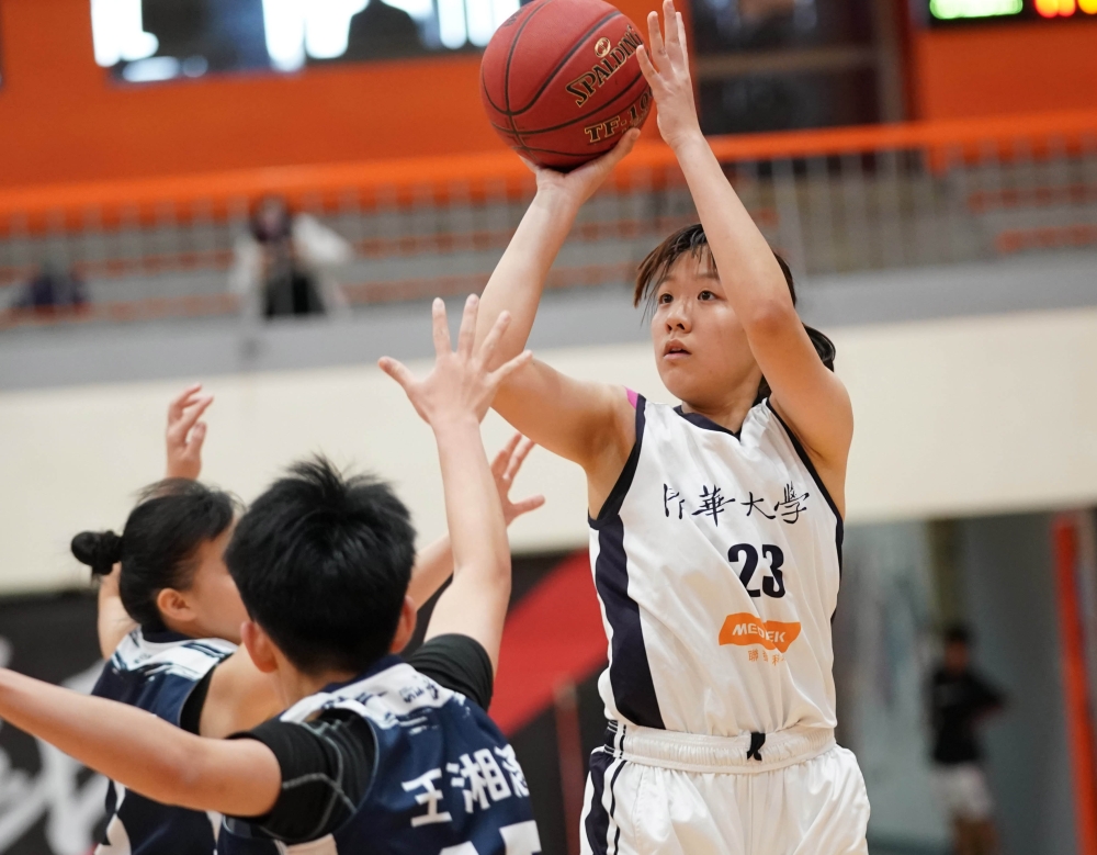 清華大學張聿敏敏12分15籃板。