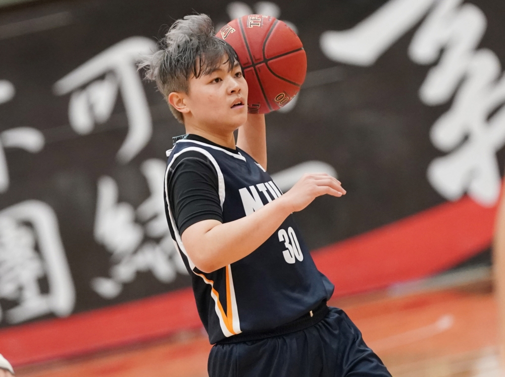 臺北商大李懿11分8籃板4抄截。