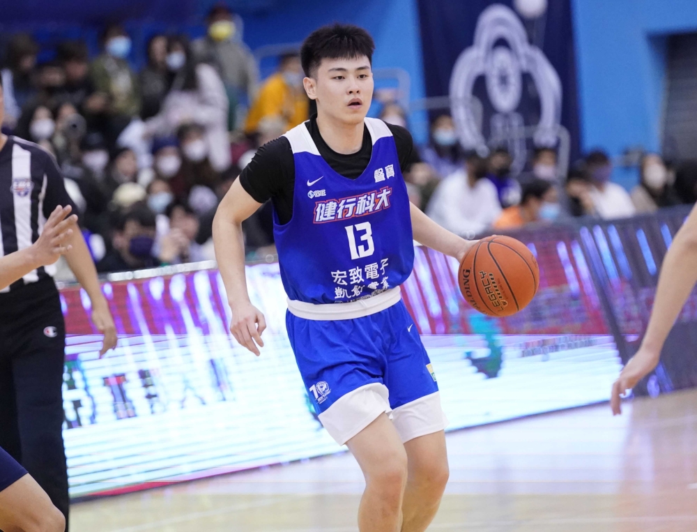健行科大劉丞勳16分13籃板。
