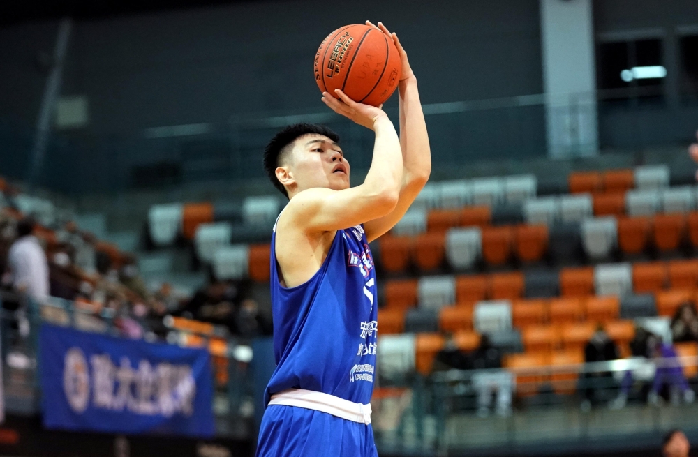 健行科大劉丞勳16分12籃板4助攻。