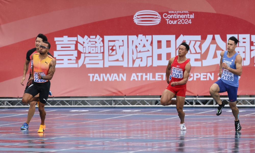 楊俊瀚(右)預賽和德格拉斯(前)同組。中華民國田徑協會提供。
