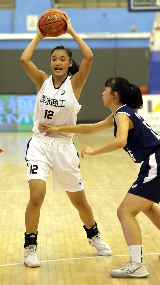 淡商U18亞青最佳五人蕭豫玟在另場「七賢內戰」25分、22籃板「雙 20」依然無解。