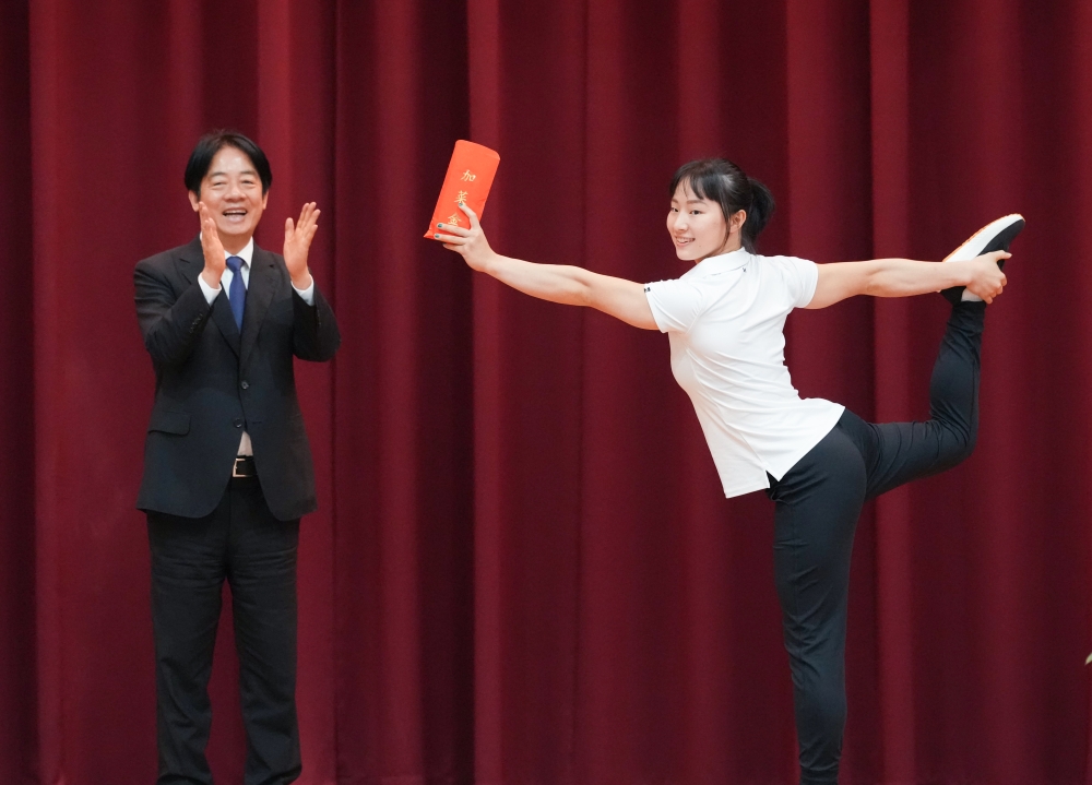 體操選手丁華恬代表接受20萬元加菜金。大專體總提供。