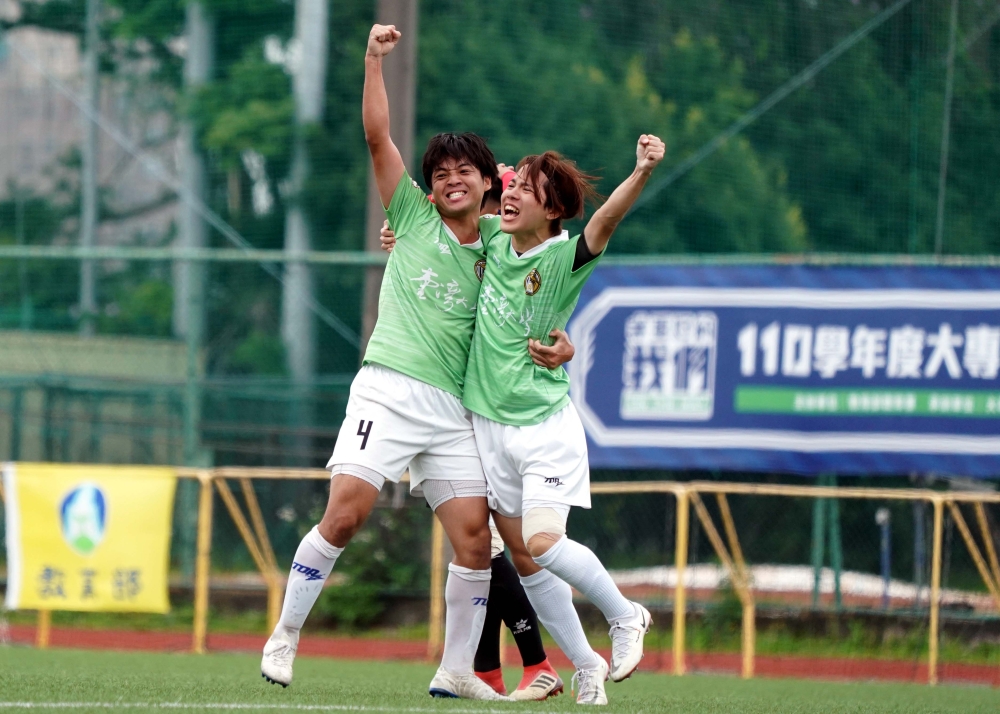 臺大山口大誠(左)進球後與隊友相擁慶祝。