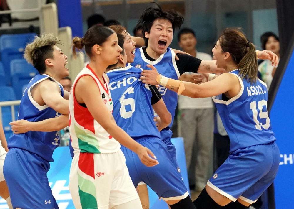 中華女籃三連勝晉四超嗨，和黯然退場的匈牙利球員形成強烈對比。大專體總提供。