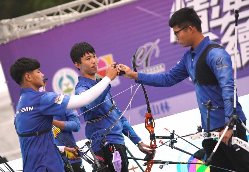 台南射箭隊男團蕭凱源（左起）、李金糖、吳堃嘉互相打氣。