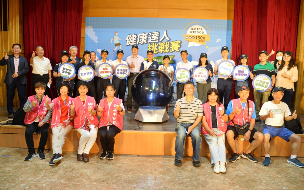 台灣健康運動聯盟理事長 高俊雄(中間)與參與健康達人挑戰賽企業團體代表合影。（健盟提供）
