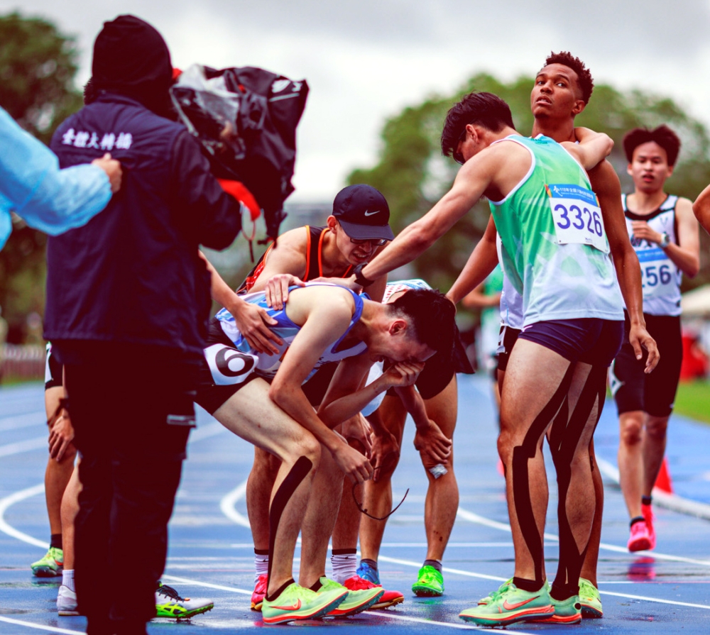 王瀚德勇奪112年全大運一般男1500公尺金牌後淚崩。謝秉諭／攝影。