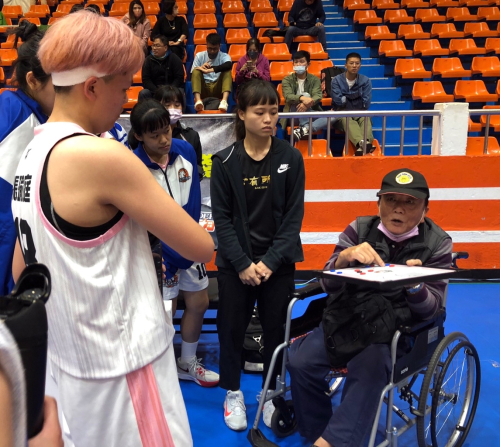 睽違6季馬公女籃重返8強，「輪椅教練」蕭國基最大推手。