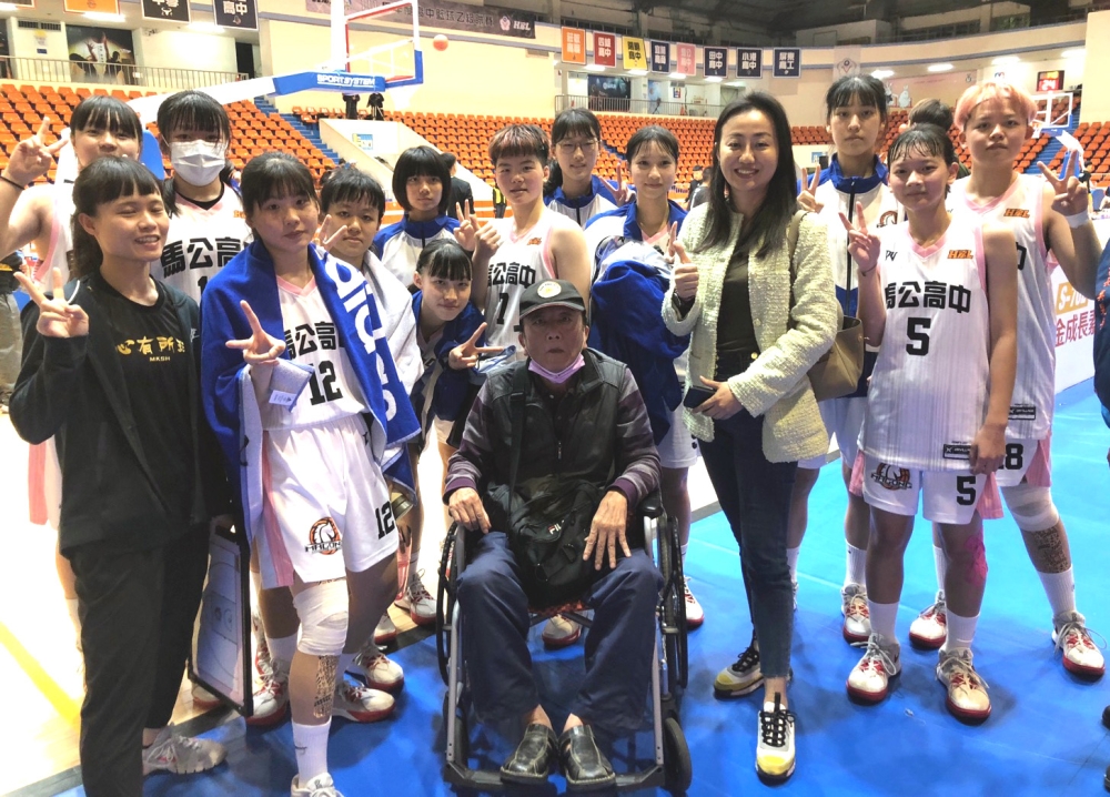 睽違6季馬公女籃重返8強，「輪椅教練」蕭國基最大推手。