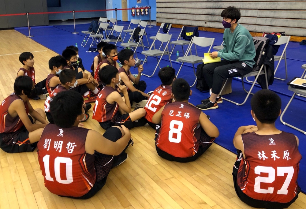 北教實小教練張雅萍賽後跟球員精神講話。
