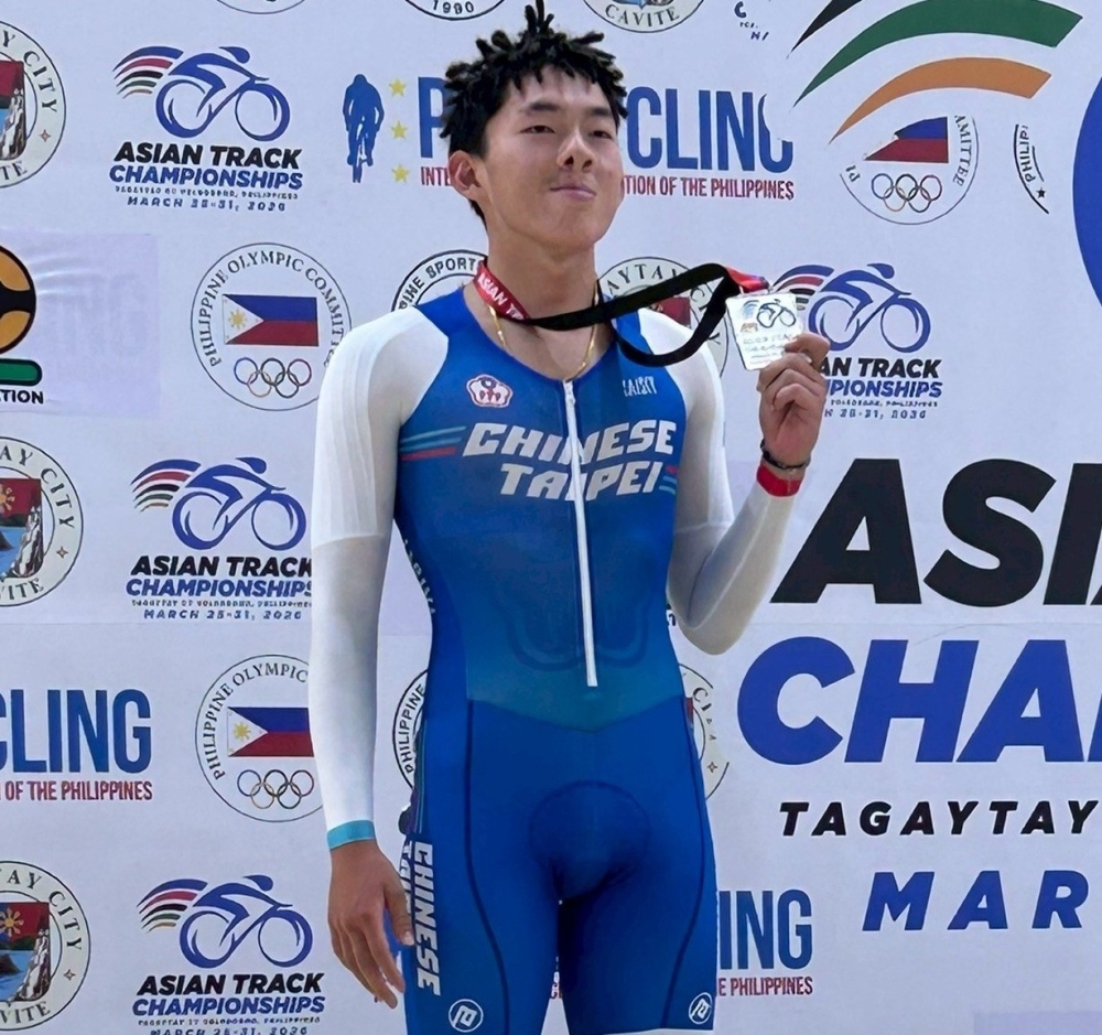 李靖烽男子個人全能賽銀牌。