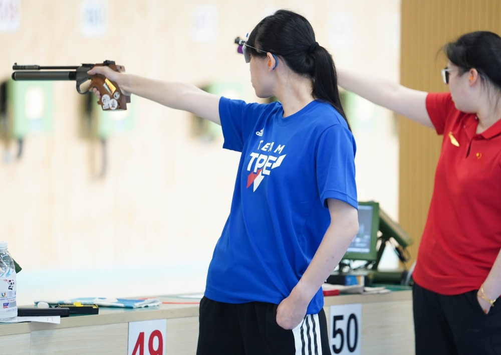 女子10公尺空氣手槍預賽，陳俞如第八名驚險晉級決賽。方芊筑／攝影。