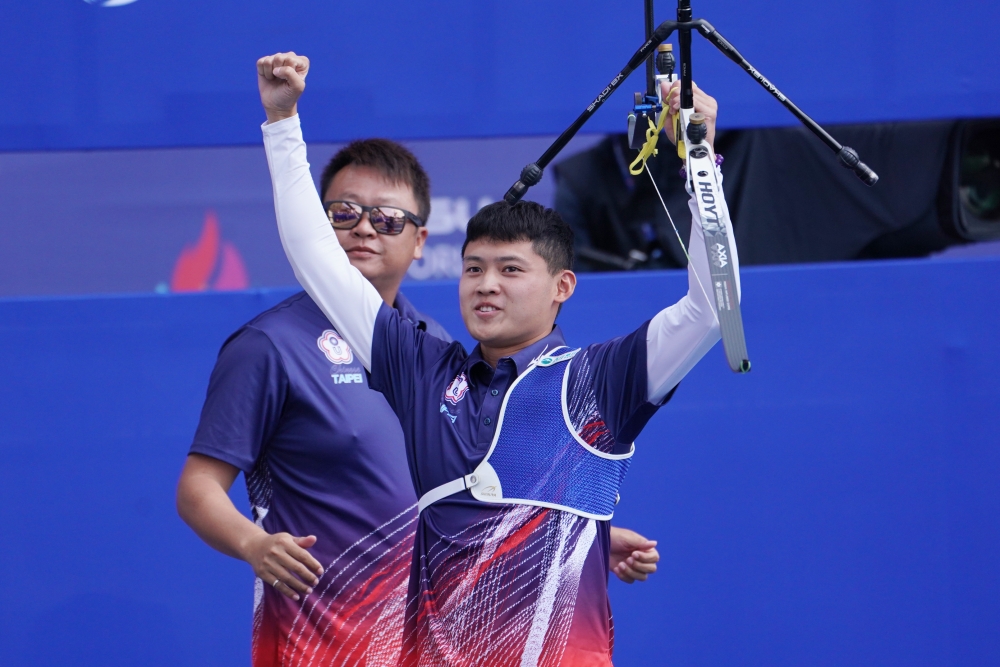 湯智鈞加射完美十分箭封關逆轉勝中國奪金超嗨。大專體總提供。