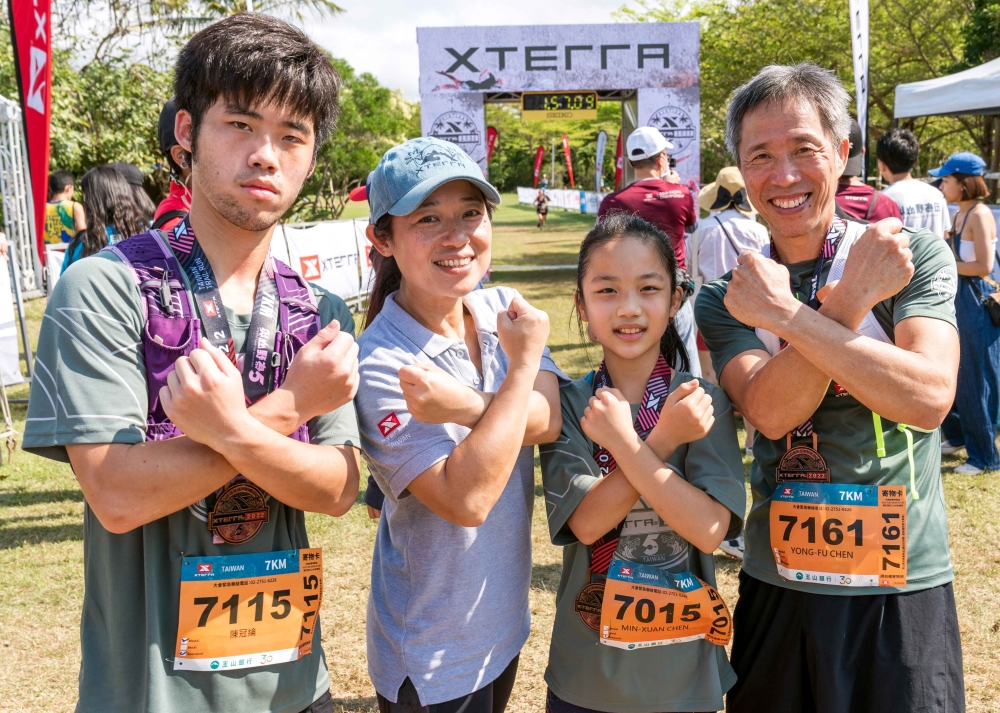陳冠綸（左起）和媽媽劉雯齡、爸爸陳永富和妹妹陳敏瑄。XTERRA Taiwan提供。