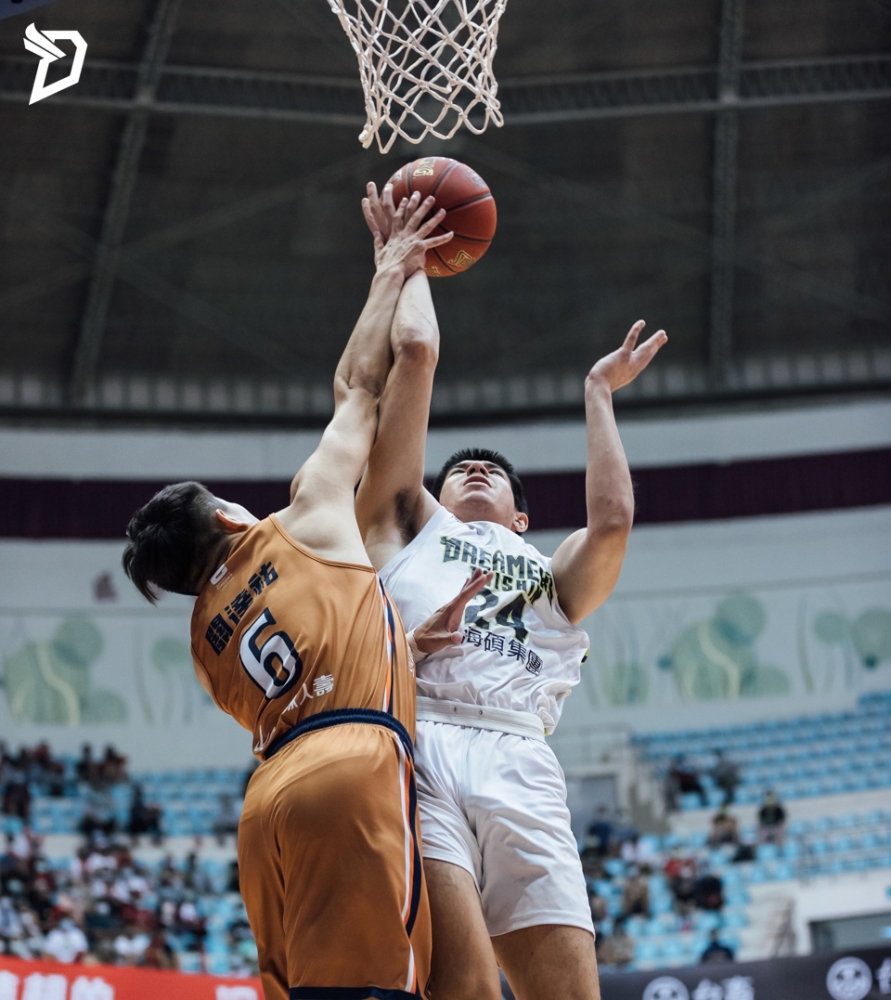 夢想家Randall Walko（右）在終點前33秒貢獻關鍵三分彈。官方提供。