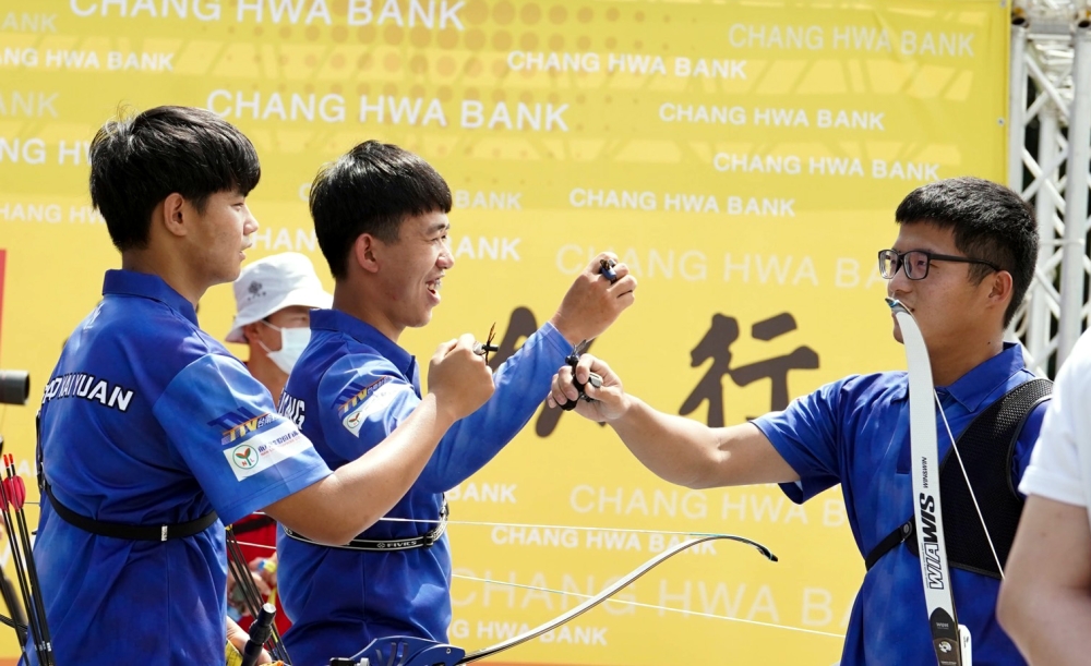 台南射箭隊男團蕭凱源（左起）、李金糖及吳堃嘉笑納勝利。