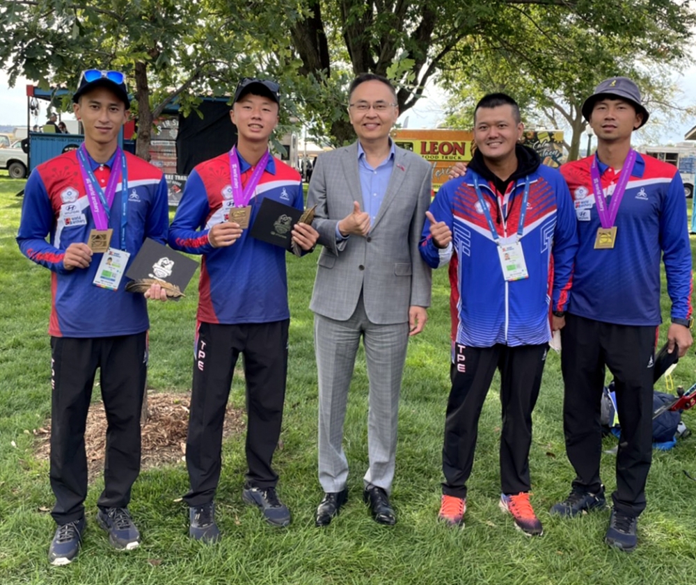 我國駐丹佛辦事處處長張詩瑞（著西裝者）、副組長陳文昌到場為中華隊加油。中華隊教練團提供。