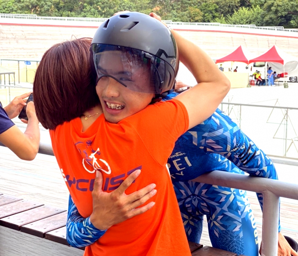 台北市杜志濠個人追逐賽再添一金後，開心擁抱媽媽。莊梅香／提供。