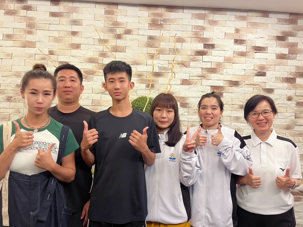 徐唯宸(左3)和爸媽感謝花蓮慈濟運動醫學中心提供運動傷害防護。蕭雅云提供。