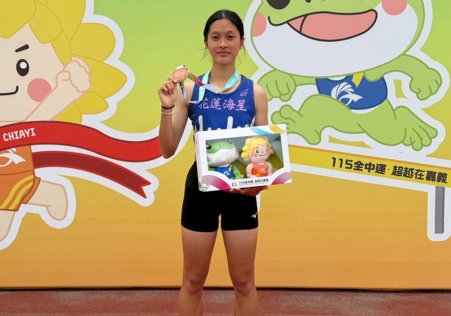 海星高中謝冠瑜(中)手術後再出發在嘉義全中運勇奪1金2銀1銅。呂杰隆教練提供。