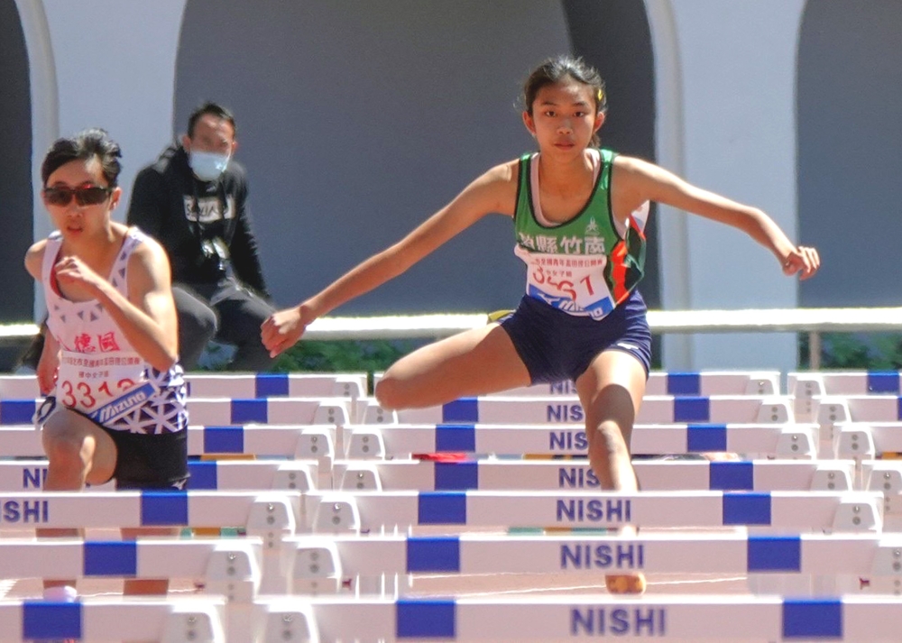 蕭潔（前）勇奪新北青年盃田徑賽國女100公尺跨欄銅牌。賴俐君／攝影。