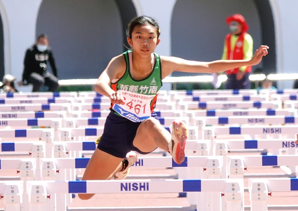 蕭潔勇奪新北青年盃田徑賽國女100公尺跨欄銅牌。賴俐君／攝影。