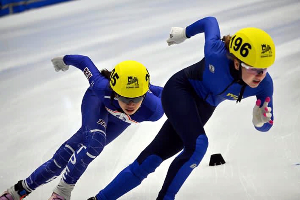黃芊華（左）在義大利青年短道競速滑冰國際賽連兩屆奪三金。Alta Valtellina Trophy／提供。