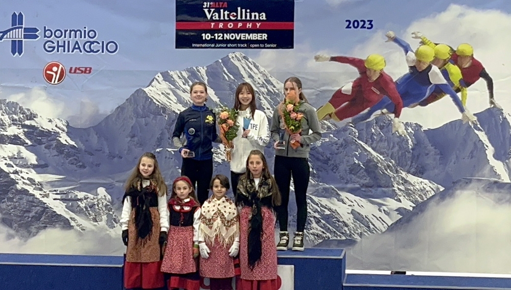 黃芊華（後排中）在義大利青年短道競速滑冰國際賽連兩屆奪三金。Alta Valtellina Trophy／提供。