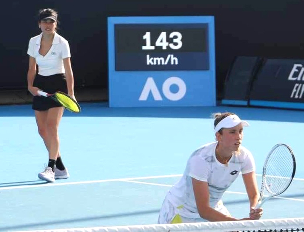 謝淑薇和梅騰絲勇奪澳網女雙冠軍。謝政瀛提供。