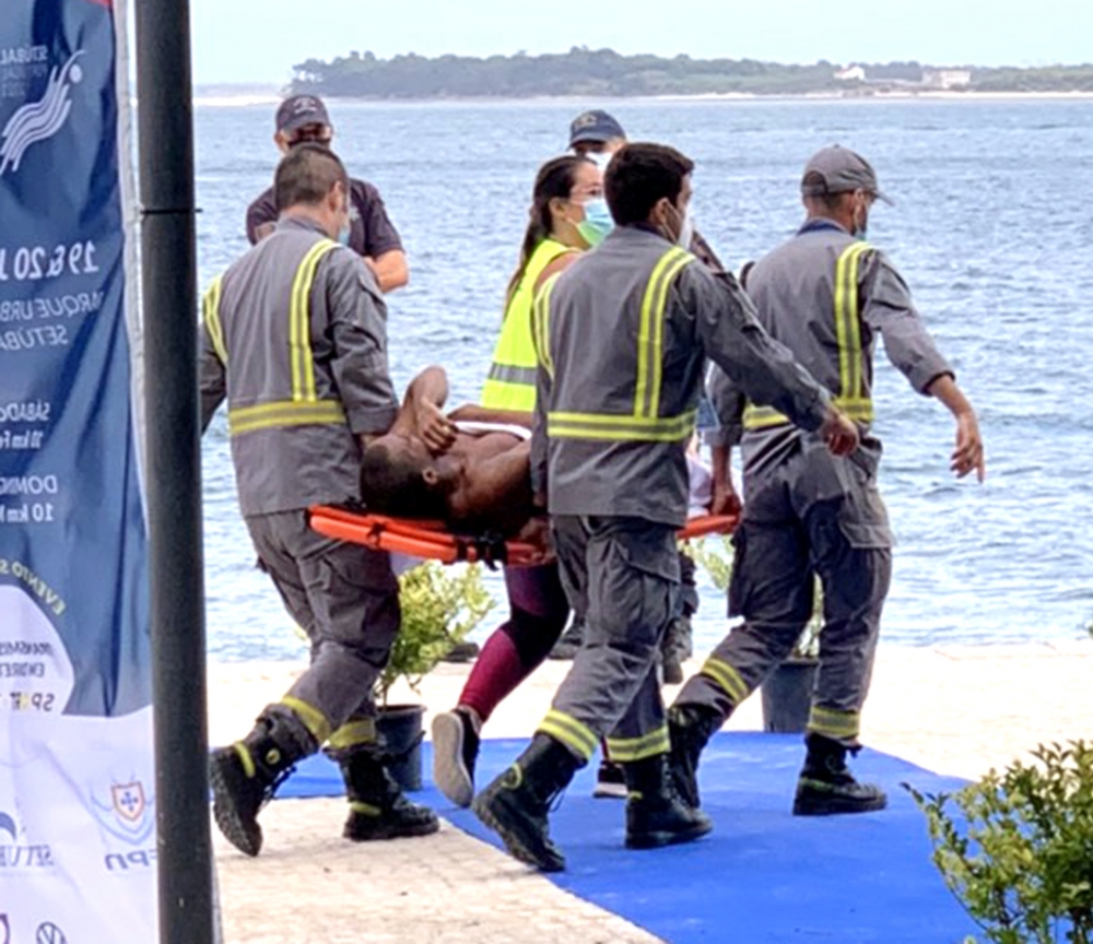陸續有選手被緊急戒護船撈上岸送醫。中華民國游泳協會國際組提供。