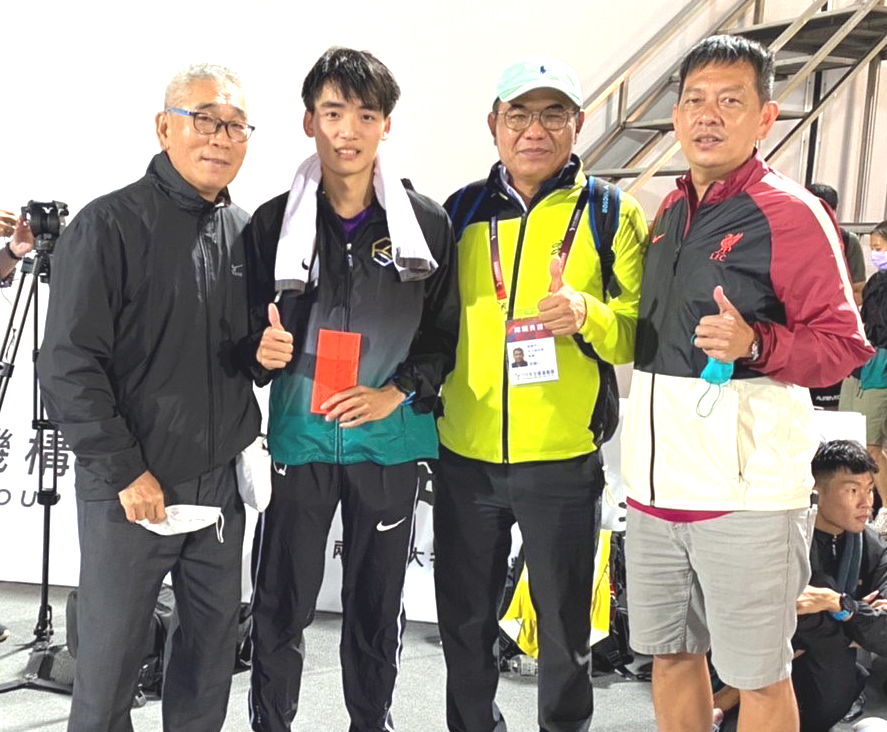 黃祥維（左二）很感謝教練簡招旺（右）。高雄市提供。