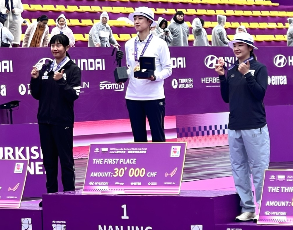許芯慈(左)勇奪世界盃射箭年終賽女子反曲弓銀牌，金牌為奧運三金后南韓安山(中)。吳英男教練提供。