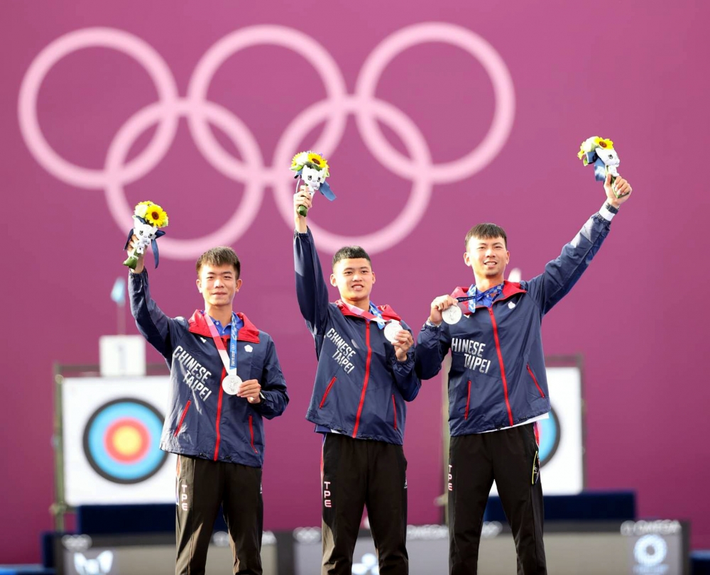 「世大運會客室」首集由東京奧運奪銀的「三箭客」魏均珩（右起）、湯智鈞和鄧宇成打頭陣。體育署提供。