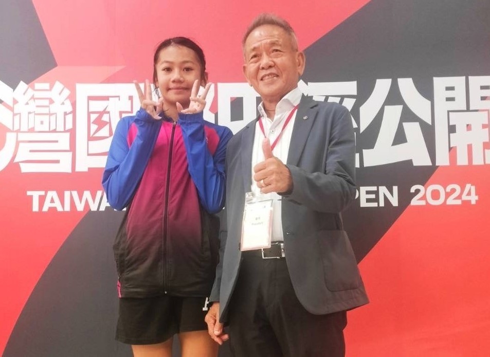 2月剛滿13歲的林子婕(右二)國際賽首秀奪銅，田協理事長葉政彥也點讚。張勝煇提供。