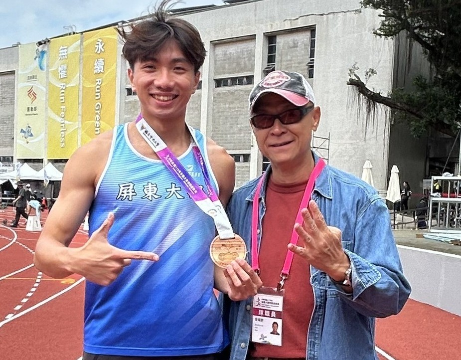 教練曾耀群和陳宥辰分別比出「4」和「7」，約定下一個目標是跑進47秒內。陳宥辰／提供。