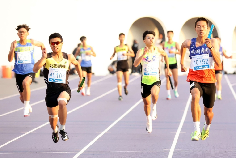 北市明德國中在新北青年盃國男400公尺接力奪銀。林嘉欣／攝影。