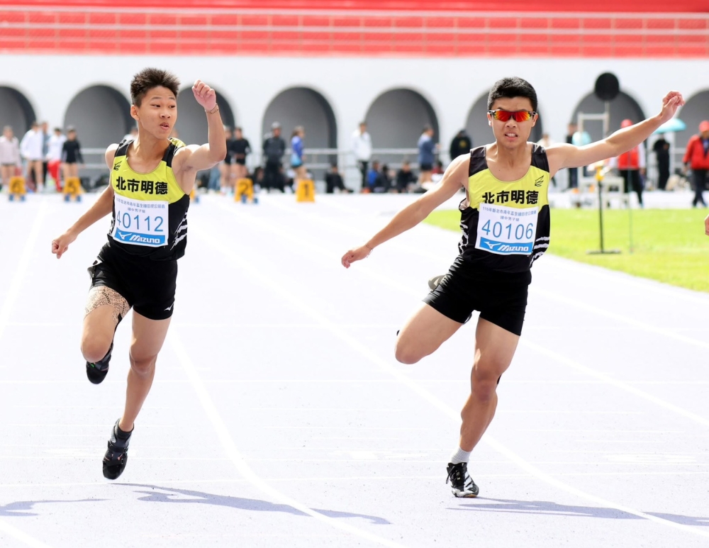 北市明德國中普通班洪寬程(右)和吳牧謙在新北青年盃國男一百公尺金包銀。林嘉欣／攝影。