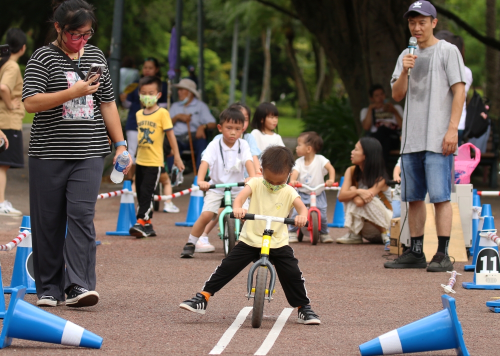 幼童體驗站的滑步車除了速度的訓練外，也要遵守騎車的遊戲規則。（運博提供）。